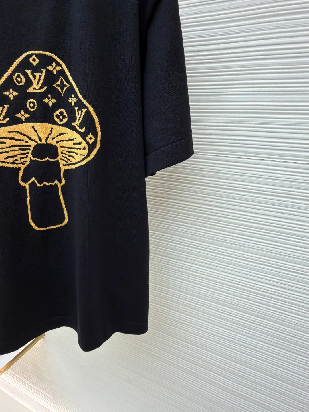LOUIS VUITTON mushroom knitted intarsia round neck short-sleeved T-shirt ●Original version: 8950 purchase and development ●Item number: 1681455-A65 ●Material: pure cotton fabric ●Technology: knitted intarsia production ●Color: black ●Version: fitted version ●Weight: about 305 grams ●Size: XS-S-M-L ●Description: This T-shirt is made of high-quality knitted fabric, soft and crisp texture, black tone is classic and versatile. The round neck structure adopts precision hemming technology, and the neckline fits the neck and is not easily deformed. The mushroom pattern on the front adopts jacquard knitting technology, and the golden silk thread is integrated with the brand's classic logo. The texture is three-dimensional and delicate, highlighting the brand's high recognition. The body of the garment is sewn using industrial-grade flat seam technology. The stitches are smooth and even, and the stitches at the hem and cuffs are fine and firm. From the selection of knitted fabrics to the process control of jacquard patterns, every process reflects Louis Vuitton's pursuit of process precision and creative design. It not only retains the daily practicality of the T-shirt, but also shows the brand's light luxury recognition through the unique jacquard. It is a fusion of knitting technology and fashion design. The overall wiring is straight and delicate, the fabric is comfortable and soft, and the color is consistent without color difference. It can be matched with the same style to create a fashionable look and control various occasions. Customized accessories, complete with three standards, same style for men and women!